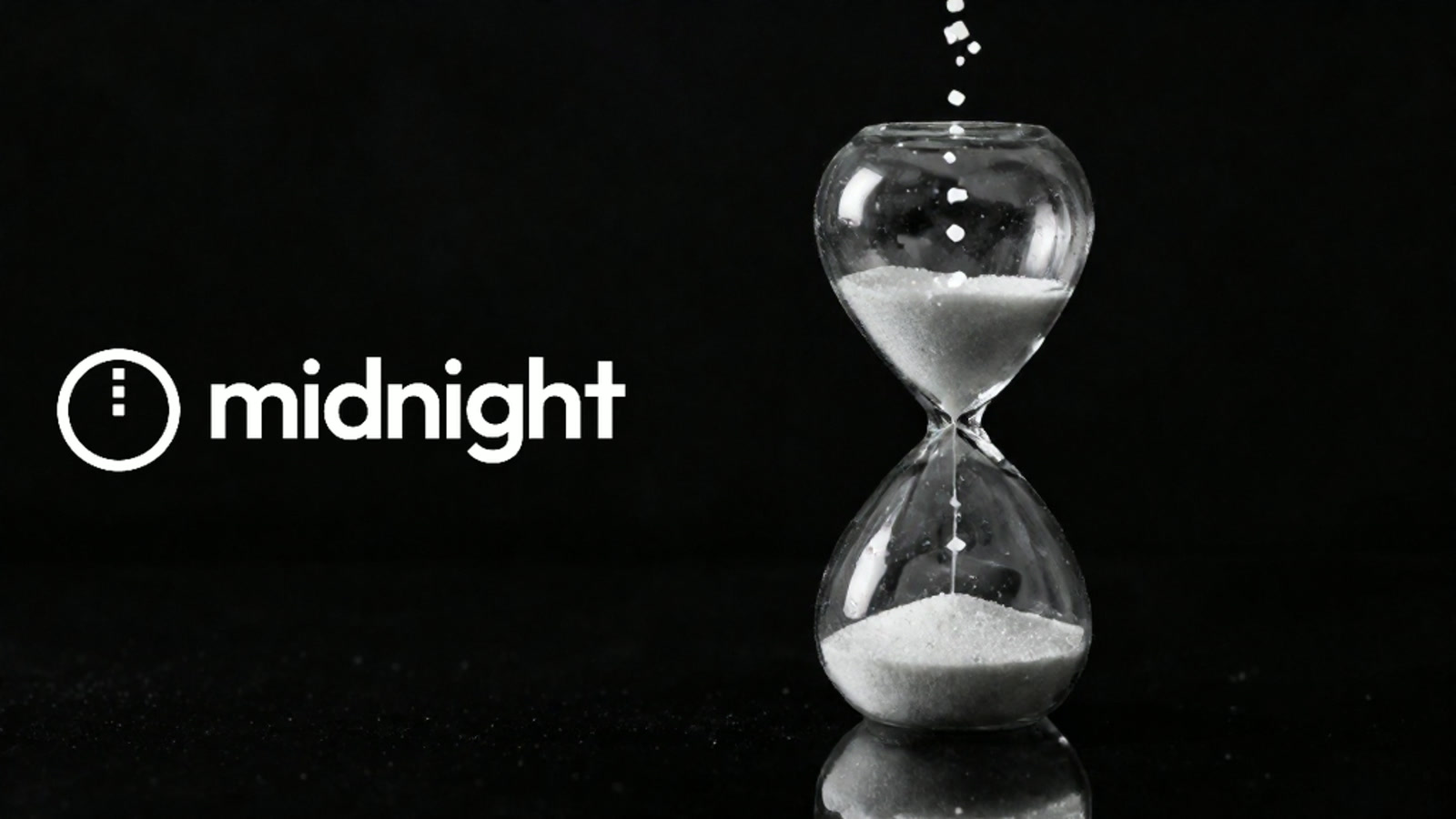 Reloj de arena de vidrio sobre fondo negro: una corriente de tokens blancos cae desde arriba hacia la arena acumulada, y a la izquierda se lee el logo de Midnight.