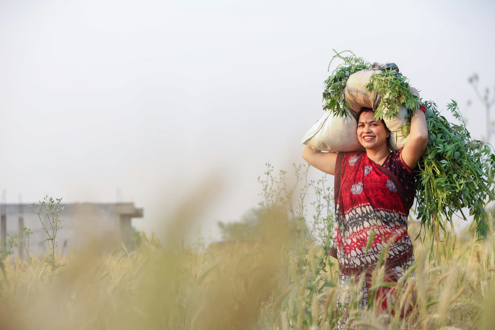 Agricultora con su registro de granja verificado